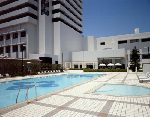 神戸も梅雨明け 夏はプールで 神戸三宮のランドマークホテル ホテルオークラ神戸 公式