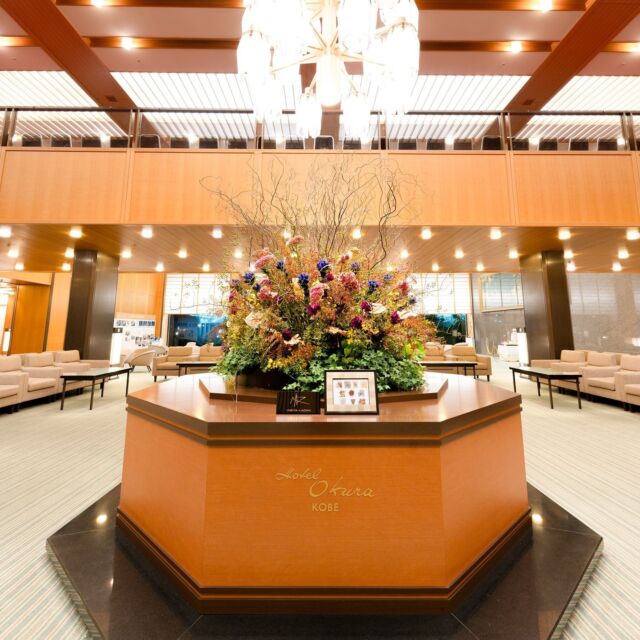 メインロビーのお花が、「秋」を感じさせる装いになりました。

The flowers in the main lobby are dressed to make you feel autumn.

・染紅葉雪柳
・野バラ
・アンスリューム
・オンシジューム
・ヒペリカム
・カーネーション
・エリンジューム
・雲竜柳
・リンドウ
・ケイトウ

#ホテルオークラ神戸#ホテル#神戸ホテル#関西ホテル#ホテル神戸#ホテル関西#kobe#hotel#三宮#元町#ホテルステイ#ステイケーション#ホカンス#神戸旅行#神戸観光#スイートルーム#秋#染紅葉雪柳#野バラ#アンスリューム#オンシジューム#ヒペリカム#カーネーション#エリンジューム#雲竜柳#リンドウ#ケイトウ#okurahotel#oneharmony @okura_hotels