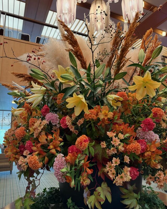 The Main Lobby Flower Arrangement in October

メインロビーのお花が新しくなりました
ご来館の際はぜひご覧くださいませ💐

#ホテルオークラ神戸#ホテル#神戸#三宮#元町#関西ホテル#ホテル関西#神戸ホテル#ホテル神戸#ホテルロビー#ユリ#ケイトウ#スプレー菊#鈴バラ#カーネーション#アルストロメリア#パンパス#hotellobby#lobbyflowers#Kobe#Hyogo#Japan#okurahotels#oneharmony @okura_hotels