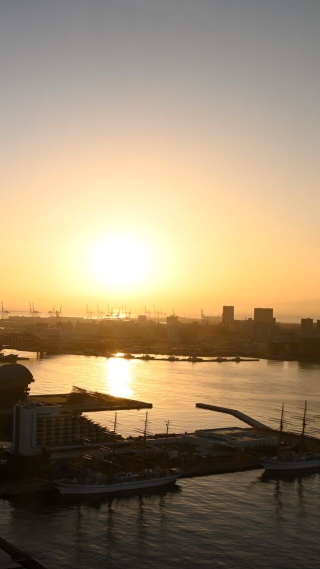 .
あけましておめでとうございます
今年もホテル屋上からの初日の出をお届けいたします
2025年が皆様にとってよい年となりますように

本年もホテルオークラ神戸を
よろしくお願い申し上げます

#ホテルオークラ神戸#hotelokurakobe#ホテル関西#関西ホテル#ホテル神戸#神戸ホテル#神戸観光#神戸旅行#ホカンス#ラグジュアリーホテル#お正月#正月#2025年#令和7年#初日の出#okurahotels#oneharmony @okura_hotels